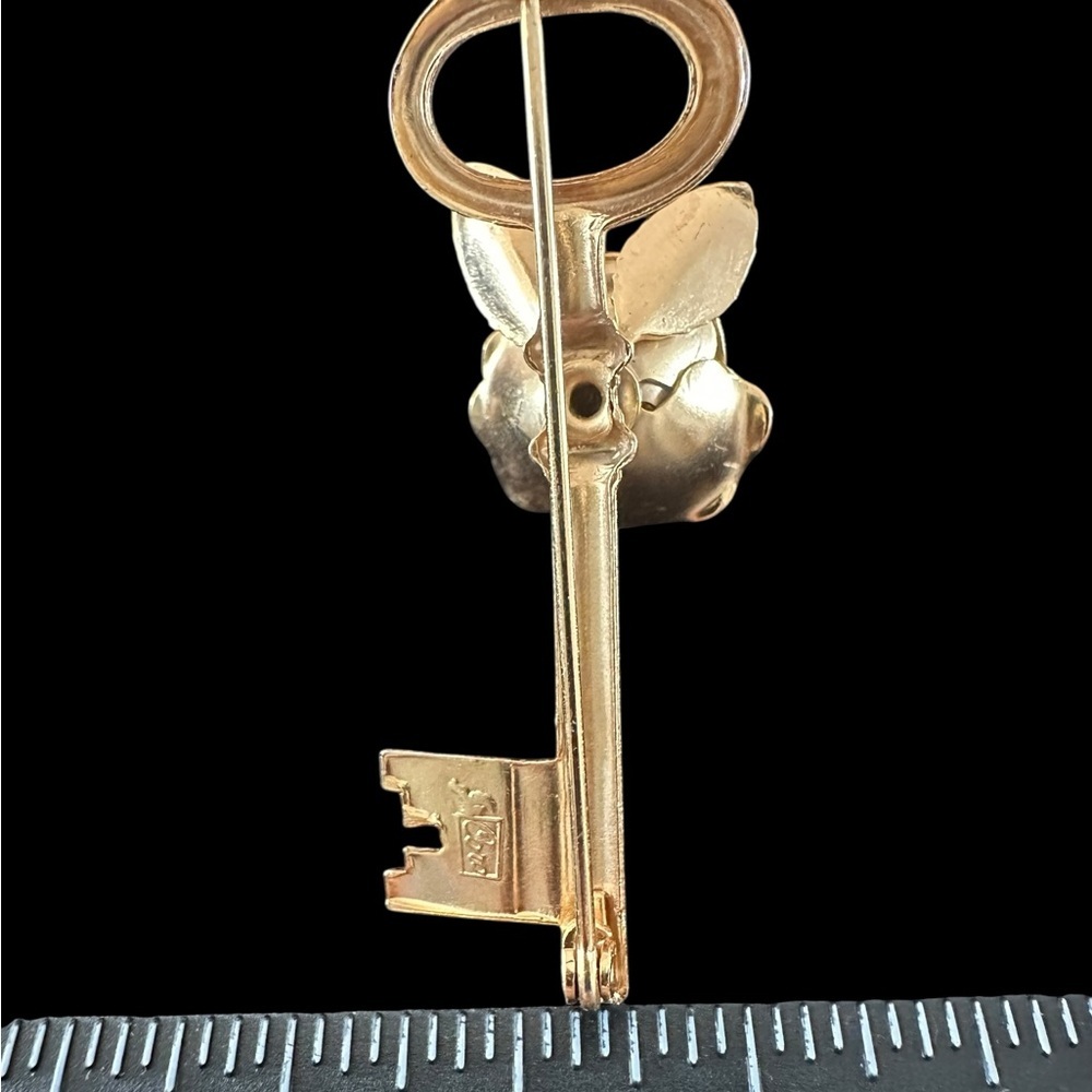 Gold Key Brooch with‎ Flower Design - Picture 2 of 5